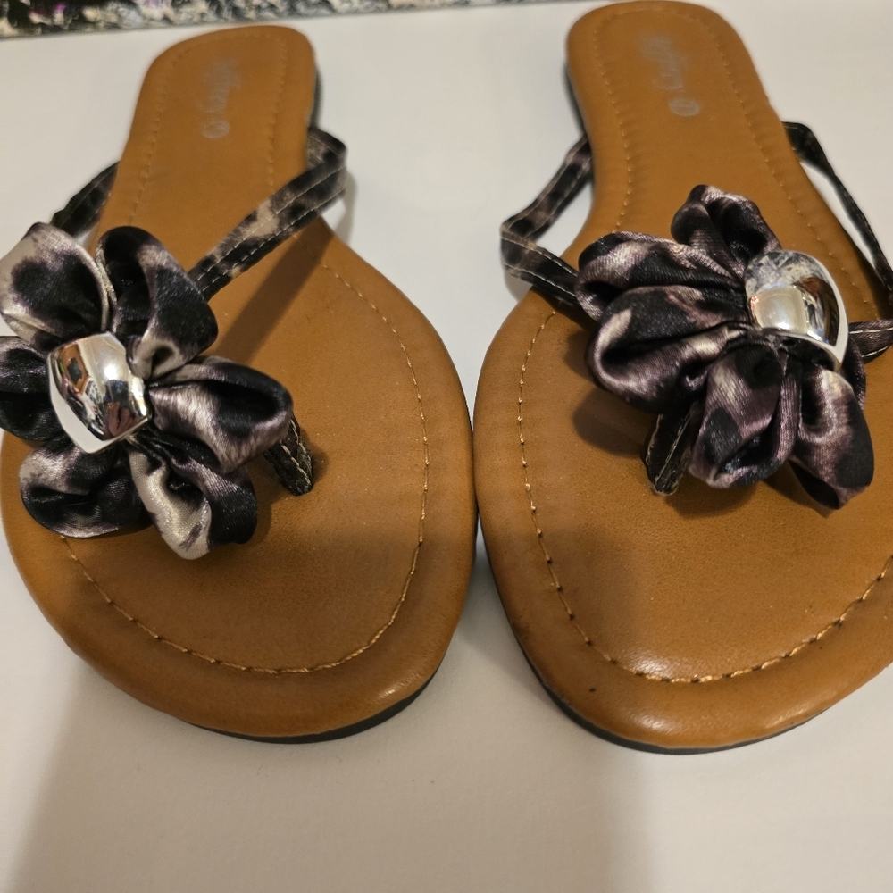 JEFFERY D Flip Flop Sandals Flower Decal in Animal Print w Silver Hardware Sz 7 - Picture 3 of 13